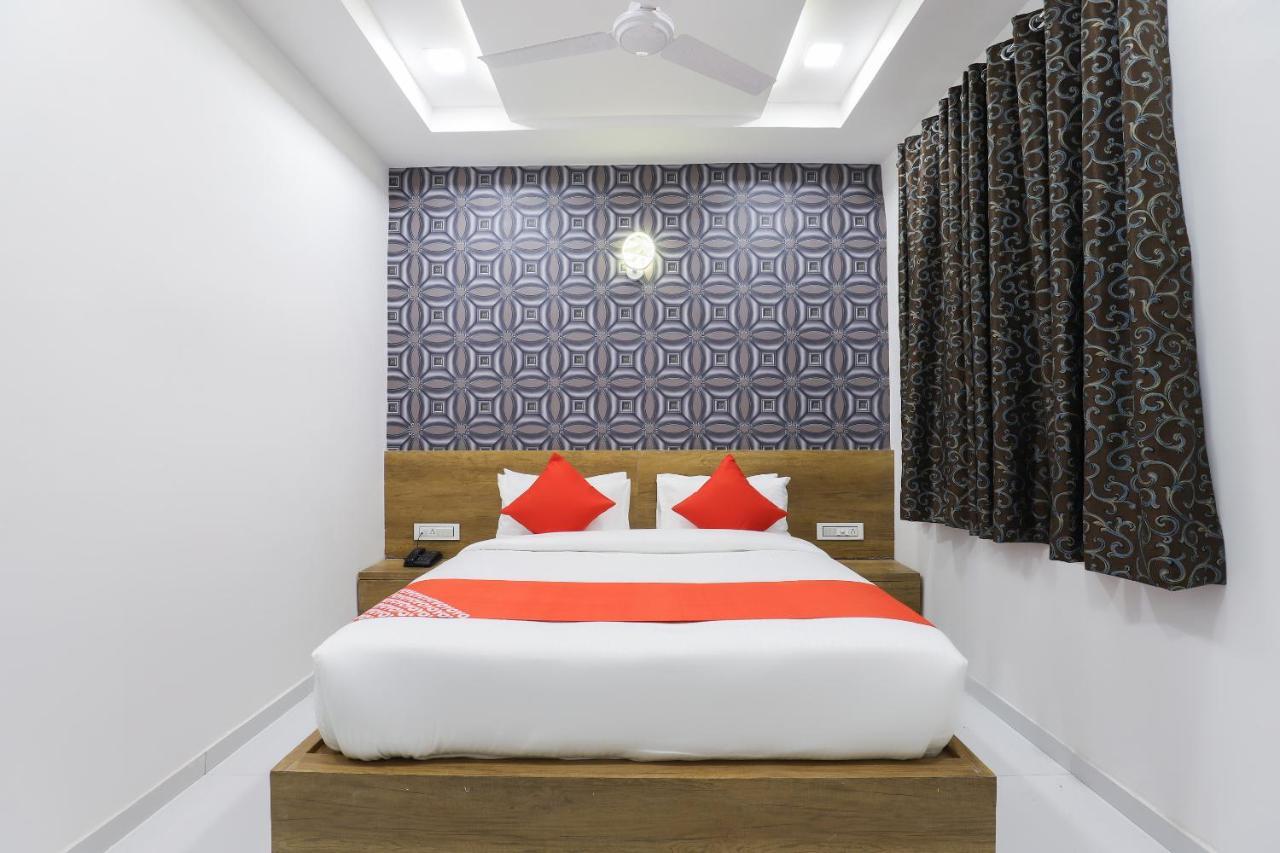 Oyo 49805 The Midway Sky Hotell Gandhinagar Exteriör bild
