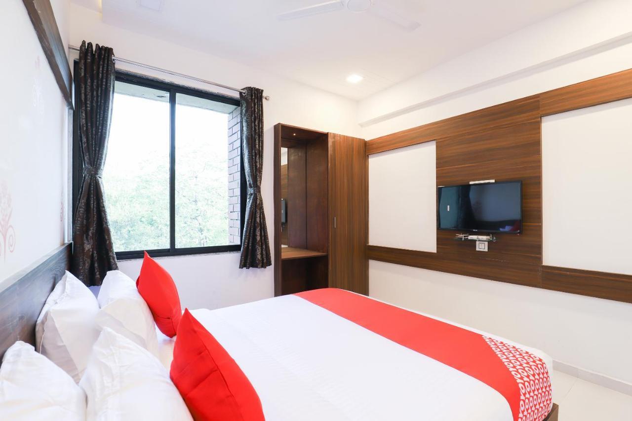 Oyo 49805 The Midway Sky Hotell Gandhinagar Exteriör bild
