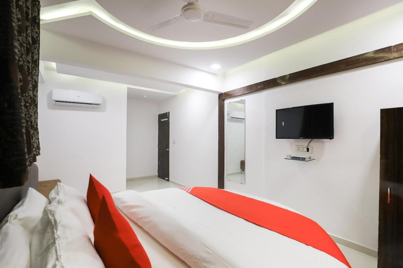 Oyo 49805 The Midway Sky Hotell Gandhinagar Exteriör bild