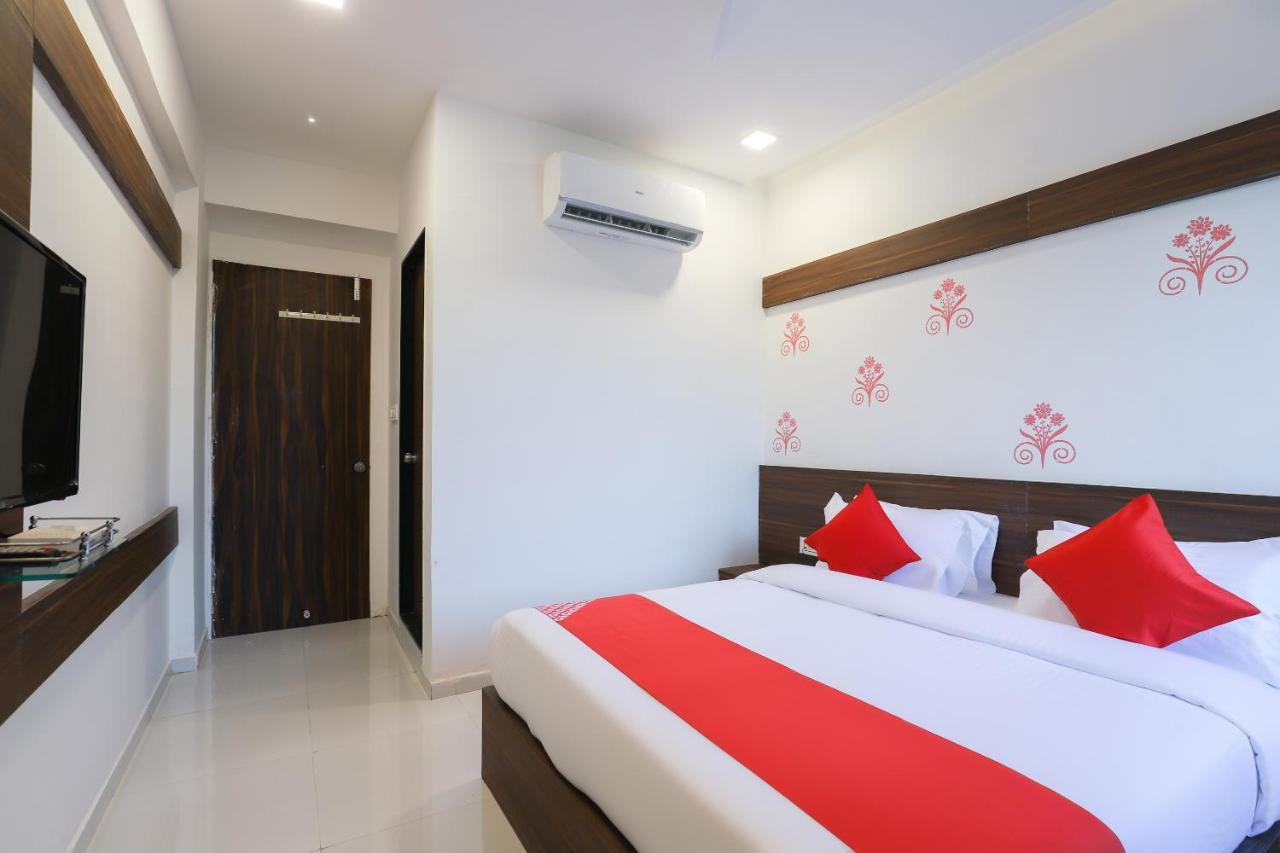 Oyo 49805 The Midway Sky Hotell Gandhinagar Exteriör bild