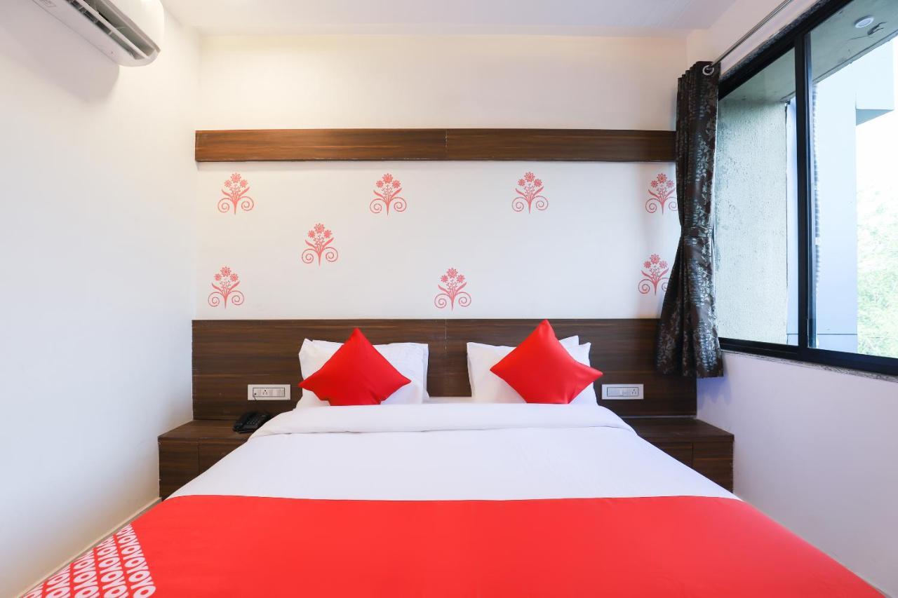 Oyo 49805 The Midway Sky Hotell Gandhinagar Exteriör bild